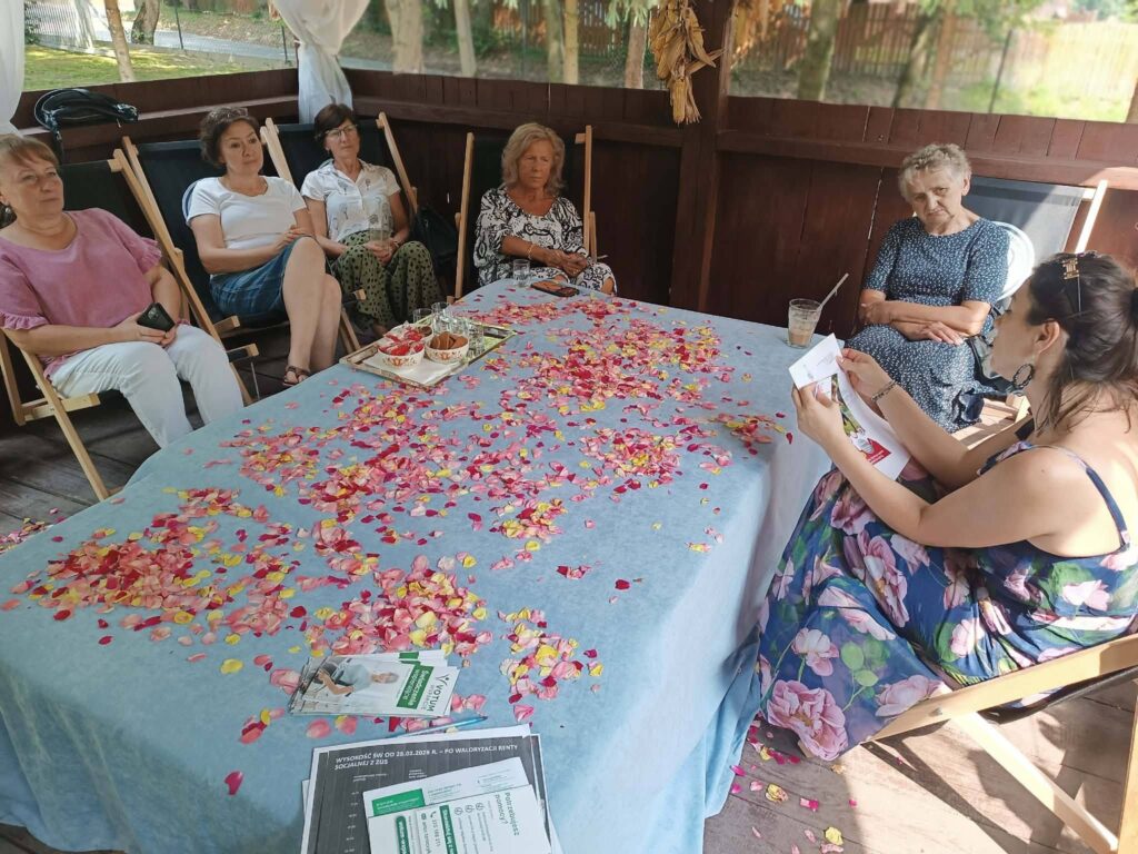 uczestnicy grupy wsparcia podczas spotkania w altanie ŚDS